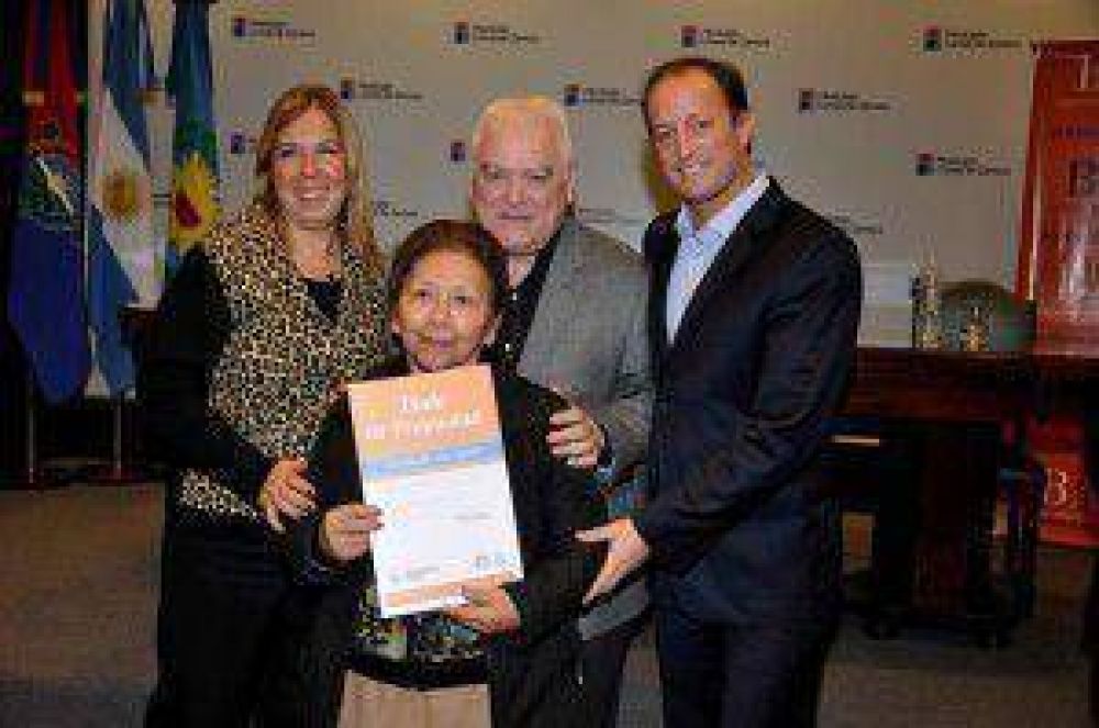 M�s de 130 familias de Lomas recibieron el t�tulo de su casa