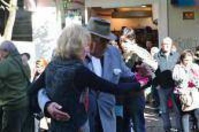 S�bado con milonga en el empedrado y palpitando el Mundial de Tango