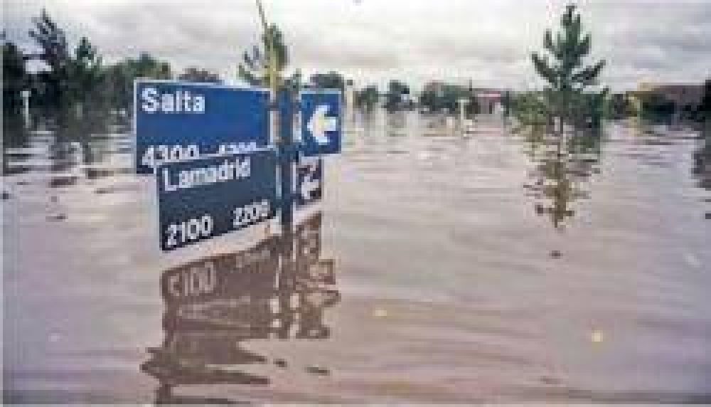Hay unas 800 familias evacuadas por las inundaciones