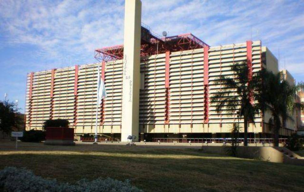 Fuerte choque frente a Jefatura de Polic�a dej� 4 heridos