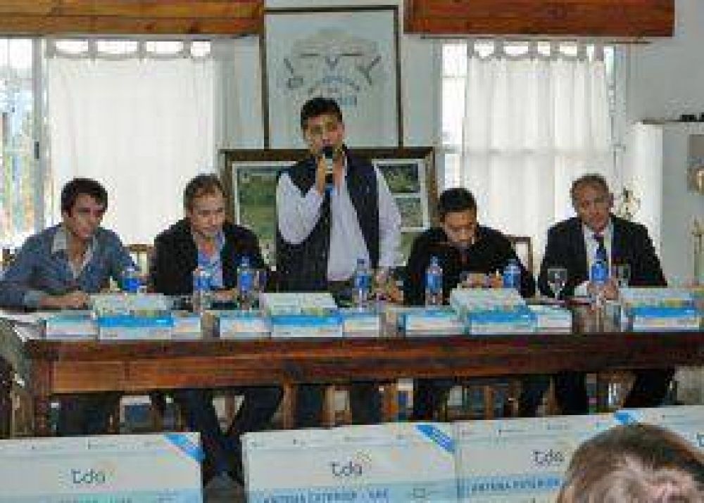 Donan paneles solares para promoci�n del desarrollo regional