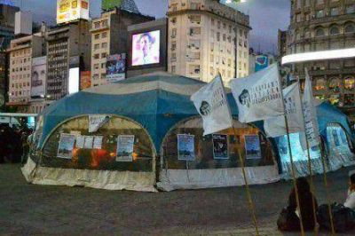 Dos ambulancias y tendido el�ctrico consigui� el acampe villero