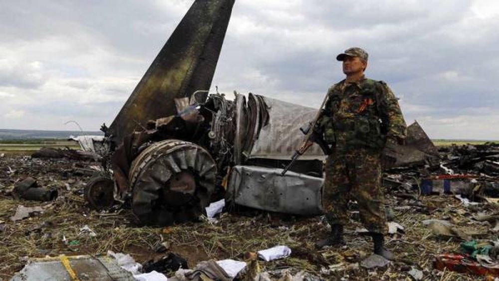 Separatistas prorrusos derribaron un avi�n con soldados ucranianos: hay 49 muertos