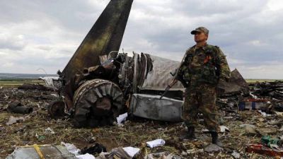 Separatistas prorrusos derribaron un avi�n con soldados ucranianos: hay 49 muertos