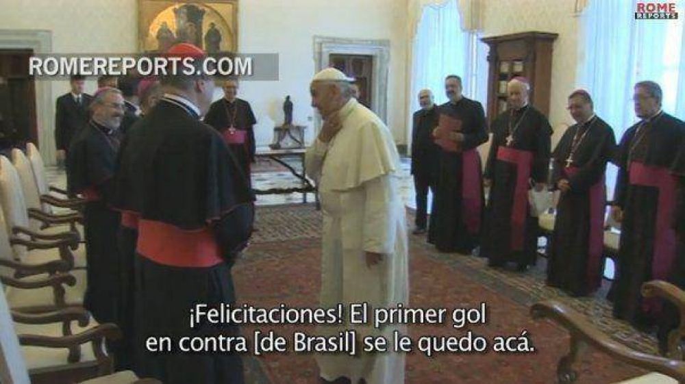 El papa Francisco brome� con un obispo brasilero por el gol en contra