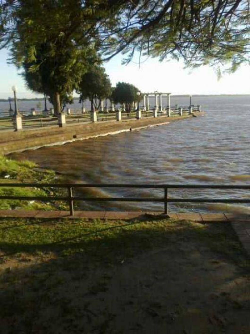 Hoy el Paran� alcanzar�a su pico en las costas de la Capital, aunque ser� menor a lo que se esperaba