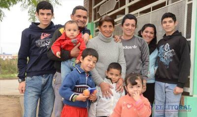 En el nombre del padre: con bajo salario Pablo cri� a siete hijos y adopt� a un ni�o