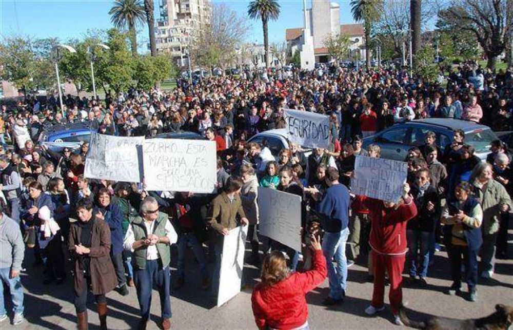 Numerosos vecinos se dieron cita ayer, en la plaza Dardo Rocha