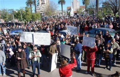 Numerosos vecinos se dieron cita ayer, en la plaza Dardo Rocha