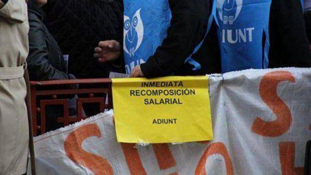 Con una marcha de antorchas contin�a el paro en la UNT