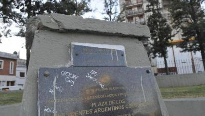 Vandalismo en monumentos y plazas