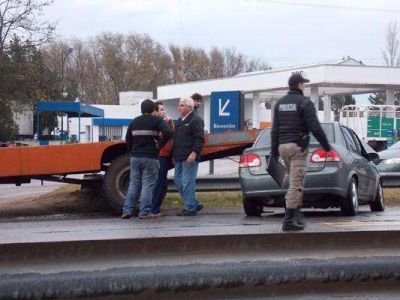 Aeropuerto: auto se meti� abajo de un cami�n