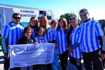 Con el fin de promover la vida saludable, el Ministerio de Deportes anim� una correcaminata que recorri� los barrios del sur. La rutina tambi�n incluy� una clase aer�bica dentro de una nueva jornada de �Nos divertimos en familia�. 