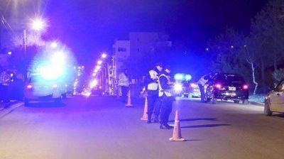 En operativos nocturnos clausuran un boliche y secuestran droga en la calle