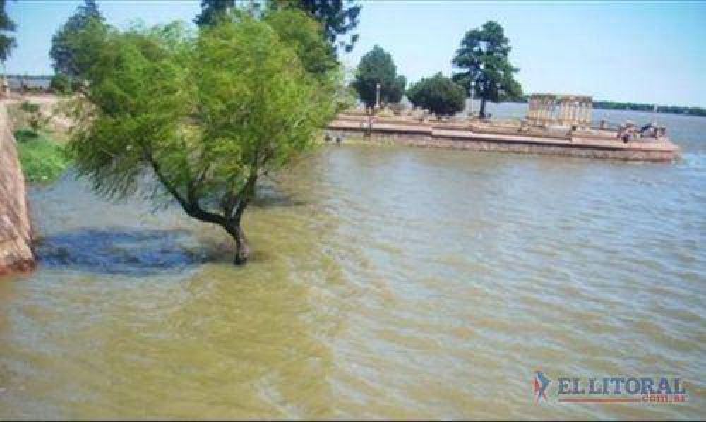 Autoridades de cuatro provincias preparan planes de evacuaci�n por la crecida del r�o Paran�