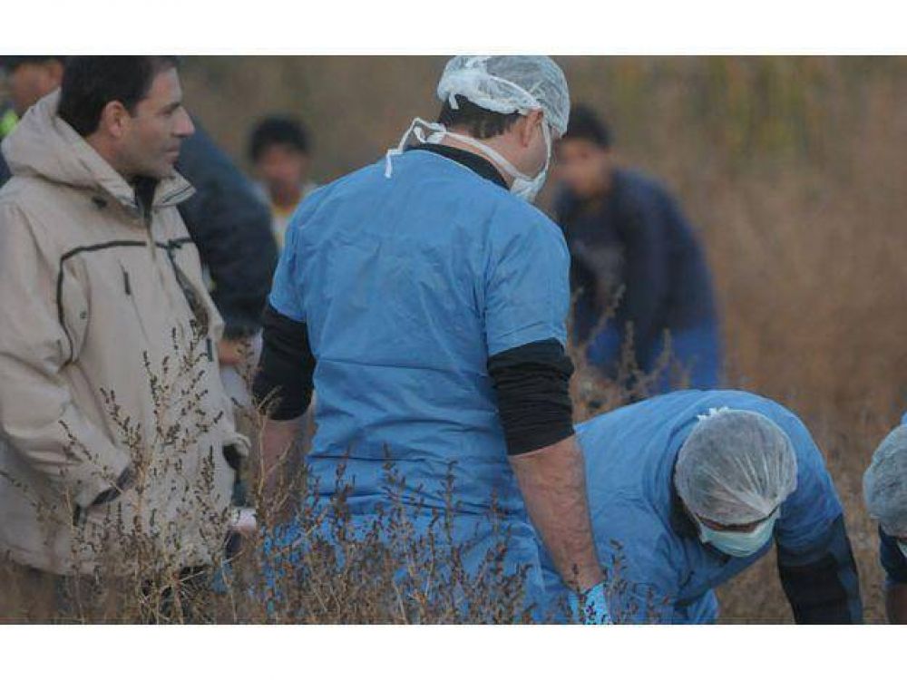 Si bien identificaron a un hombre de 57 a�os, el hallazgo del cad�ver semienterrado dej� muchas dudas