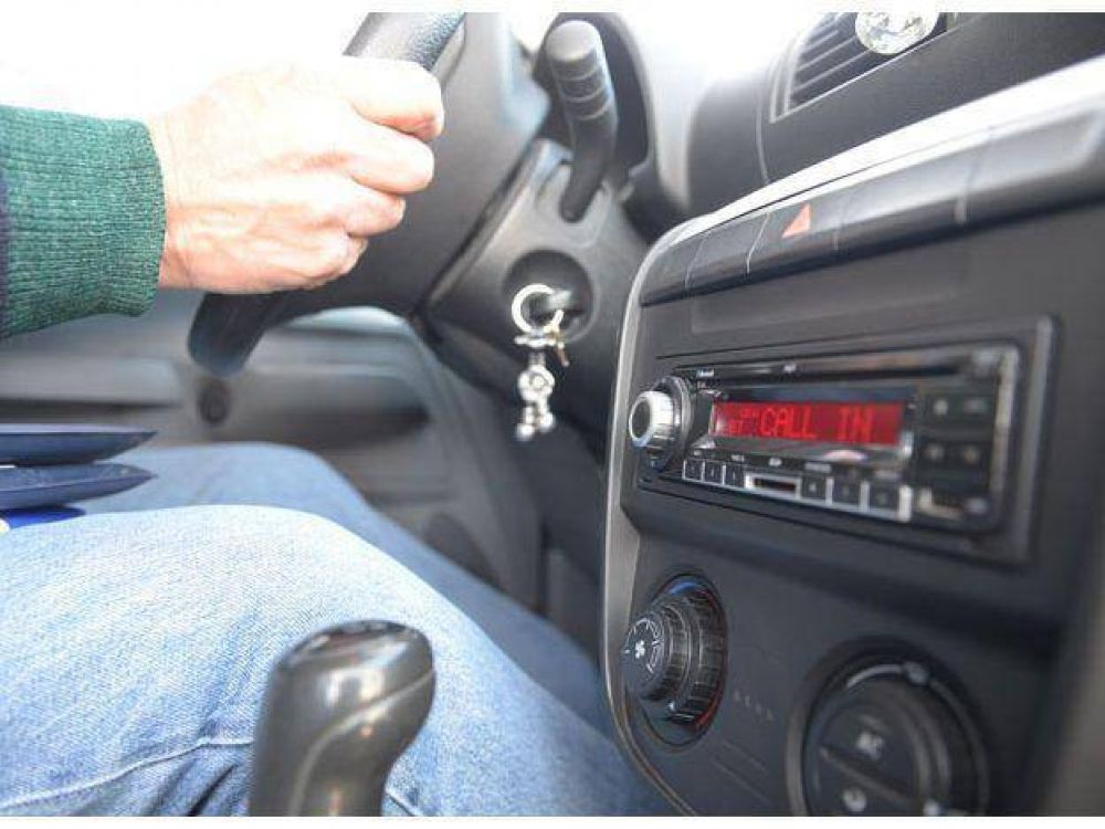 Pretenden cambiar la ley para poder hablar con bluetooth en auto