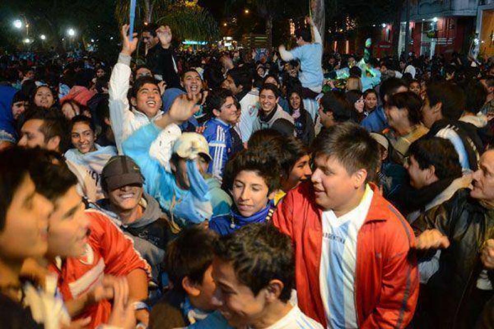 Los santiague�os celebraron el arranque triunfal de la selecci�n