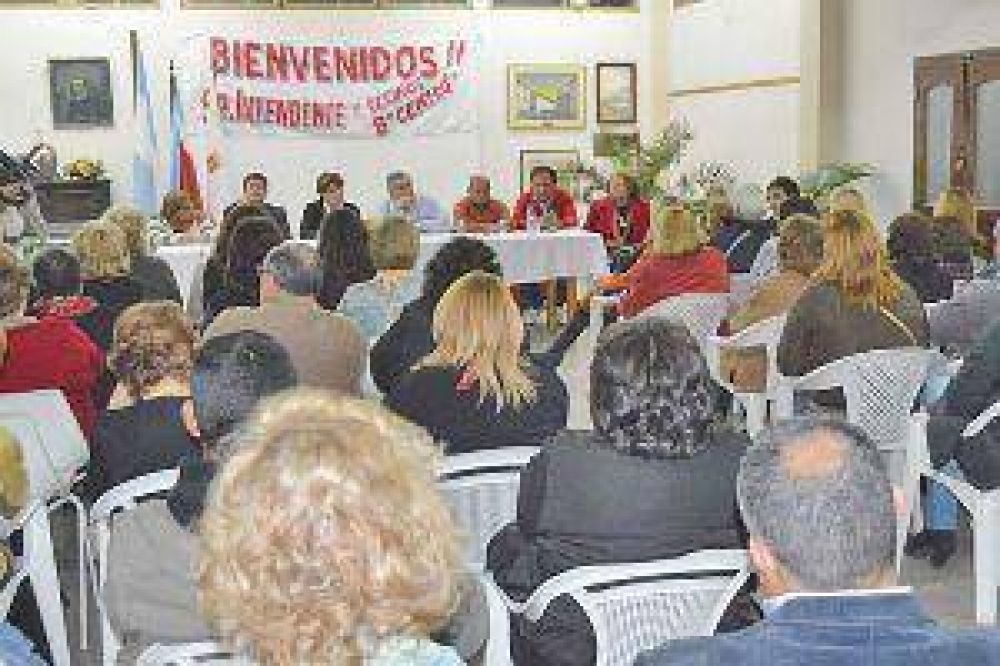 El intendente se reuni� con vecinos del barrio Centro