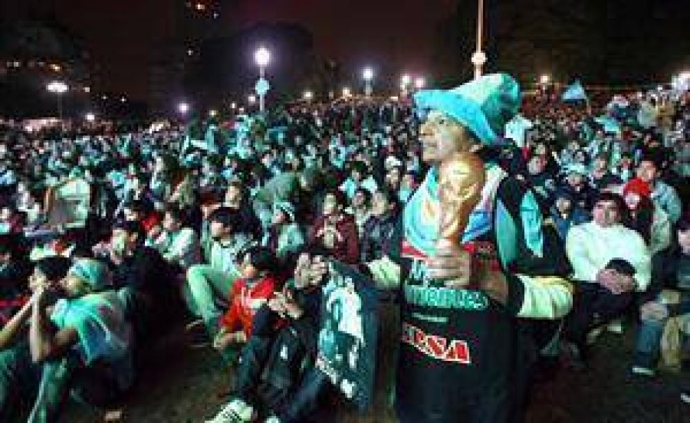 El debut de la selecci�n se vivi� (y sufri�) en dos plazas de la ciudad