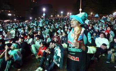 El debut de la selecci�n se vivi� (y sufri�) en dos plazas de la ciudad