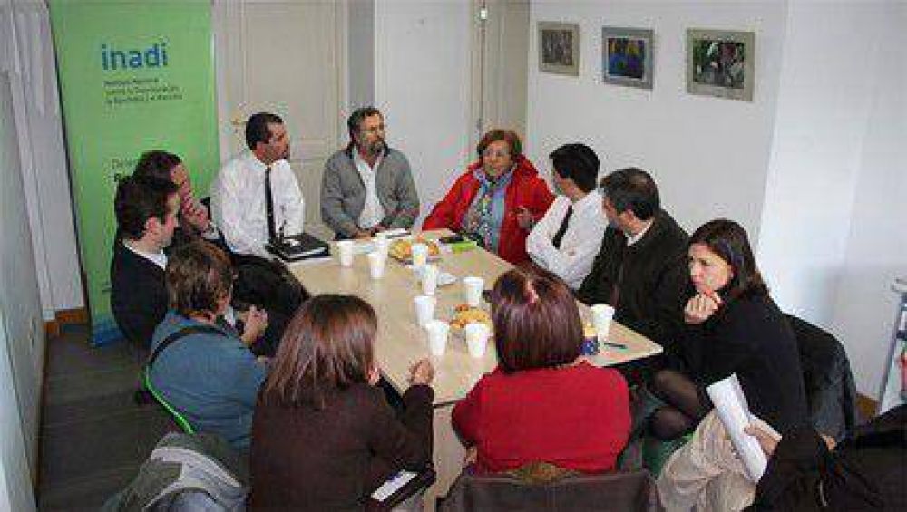 Buscan mejorar atenci�n de bancos a los adultos mayores