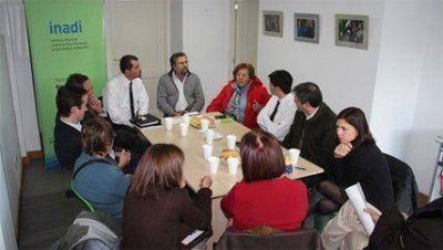 Buscan mejorar atenci�n de bancos a los adultos mayores