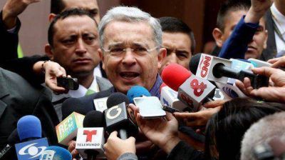 Uribe acusa a Santos de comprar votos y recibir apoyos por coacci�n de las FARC