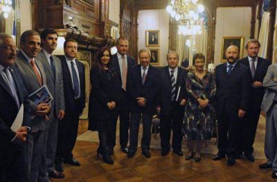 R�os queda aislada, con el Kirchnerismo, por el Pacto Petrolero