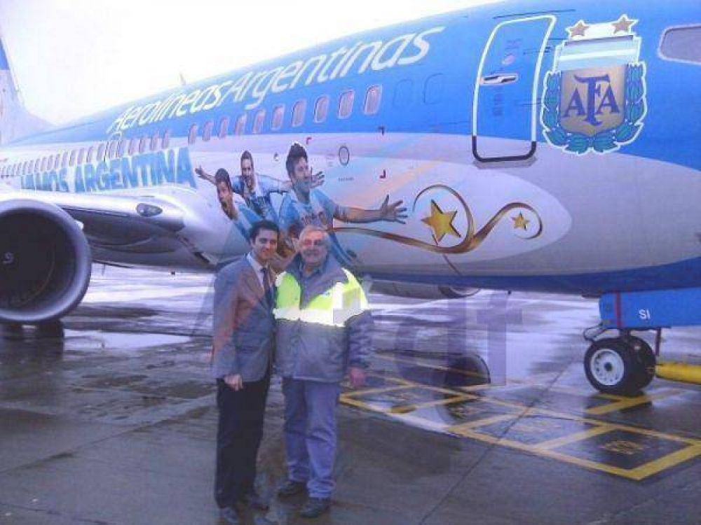 A horas del debut mundialista el avi�n de la Selecci�n Argentina recal� en R�o Grande 