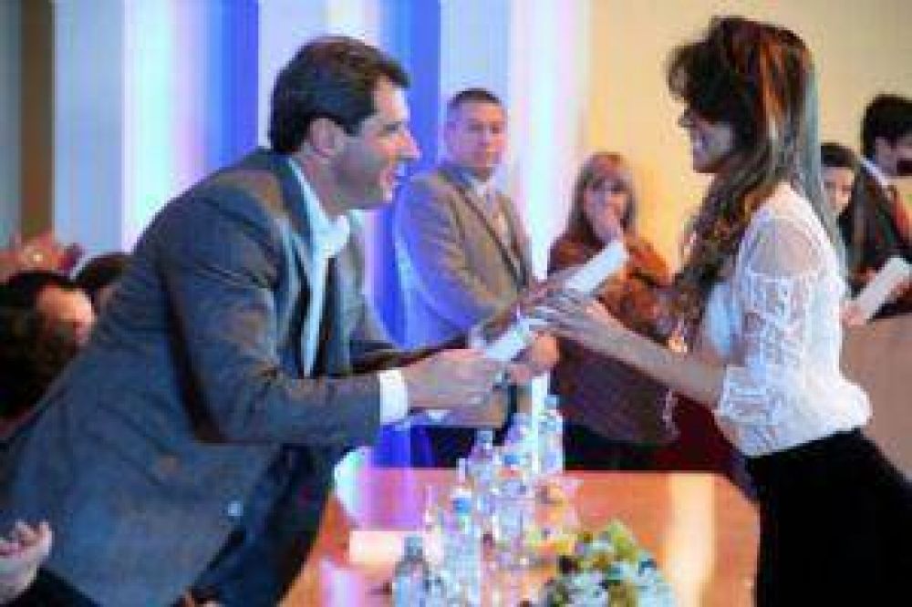 El vicegobernador Sergio U�ac le entreg� el t�tulo a su hija