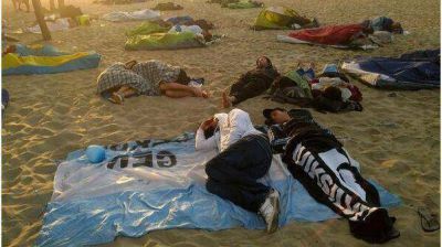 Argentinos duermen en la playa durante el Mundial