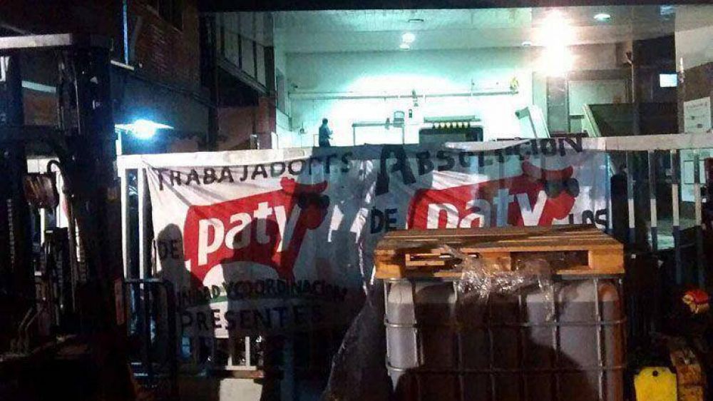 Empleados de la hamburgueser�a Paty ocupan la f�brica de Mart�nez ante posibles despidos