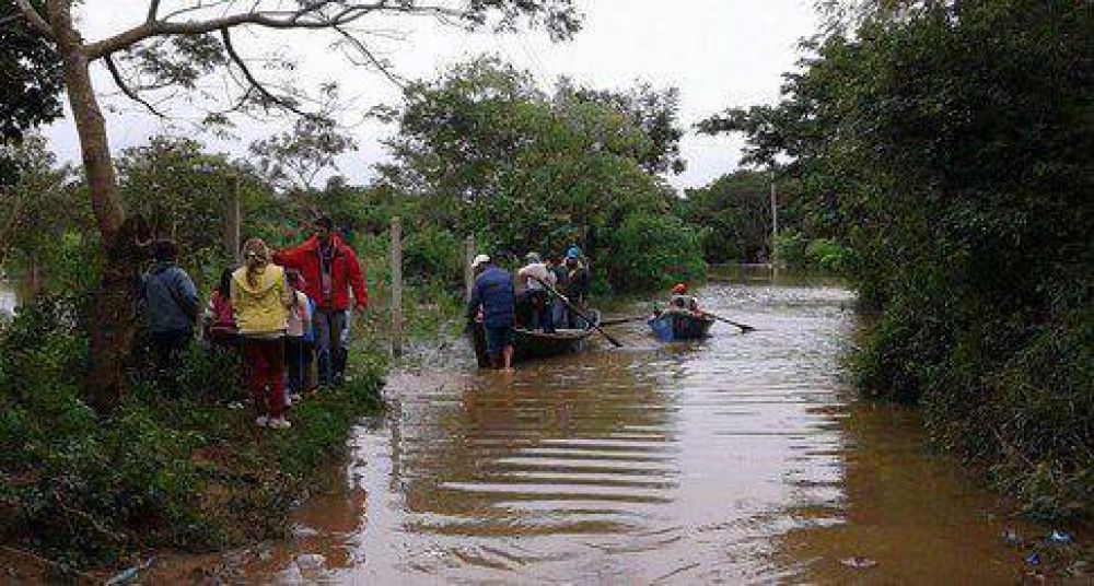 Jvenes canarios ayudan a inundados