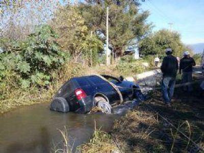 Perdi� el control de su camioneta y cay� dentro de un canal de riego