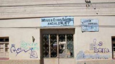La comunidad trabaja en la recuperaci�n de la ex escuela Normal