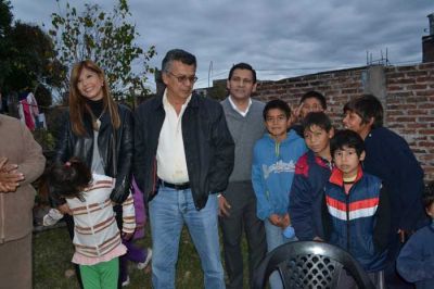 Mongel� y Segovia entregaron ayuda escolar en Machagai