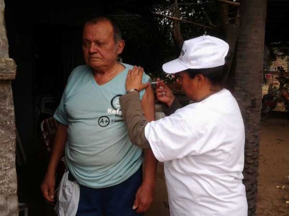 PAMI vacuna contra la gripe a autoevacuados en Puerto Vilelas