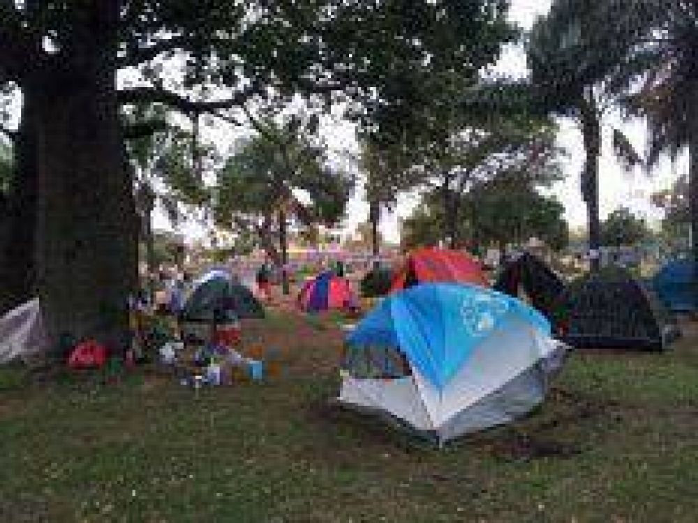 Un grupo de santafesinos acampa en el Parque Alberdi