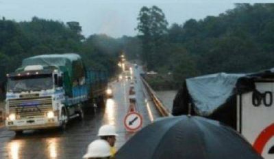 Restricci�n de carga en el puente Paranay