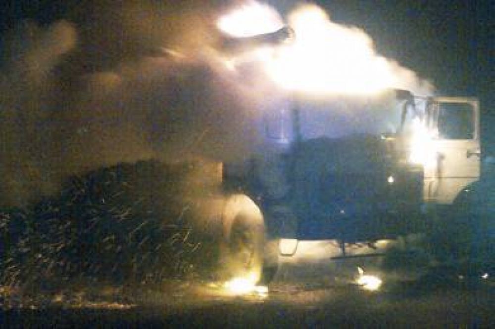 Se prendi� fuego un cami�n en acceso a Trelew