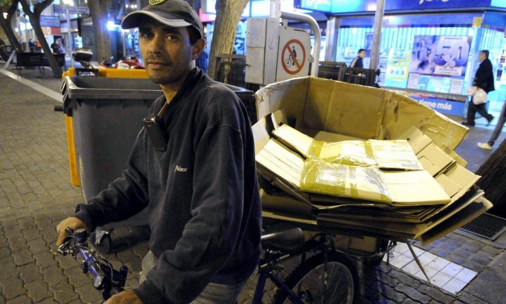 Cartoneros que ahora ayudan a reciclar materiales