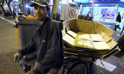 Cartoneros que ahora ayudan a reciclar materiales