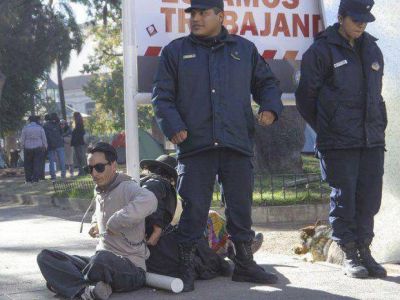 Terminaron el muro que oculta el acampe docente