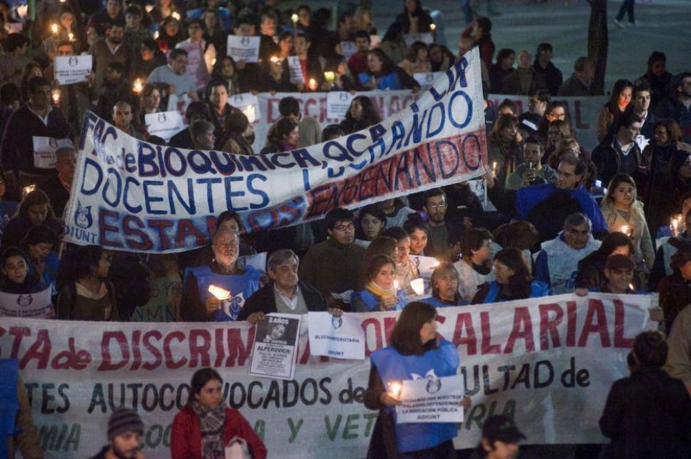 Con una marcha en el centro, ratifican el reclamo salarial en la universidad