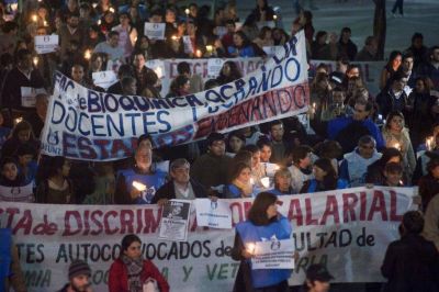 Con una marcha en el centro, ratifican el reclamo salarial en la universidad