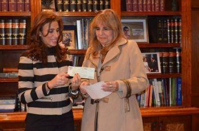 La Gobernadora entreg� un subsidio a la Biblioteca Jorge W. Abalos del barrio Autonom�a