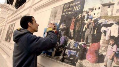 Artistas intervienen sobre fotos al aire libre