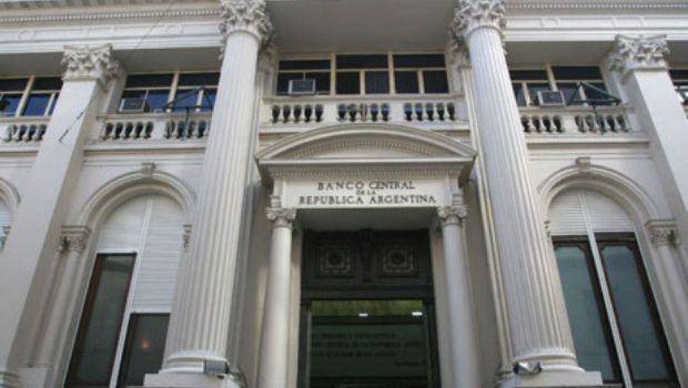 El Central congela el d�lar oficial en $ 8,13 y frena importaciones ante el avance del blue