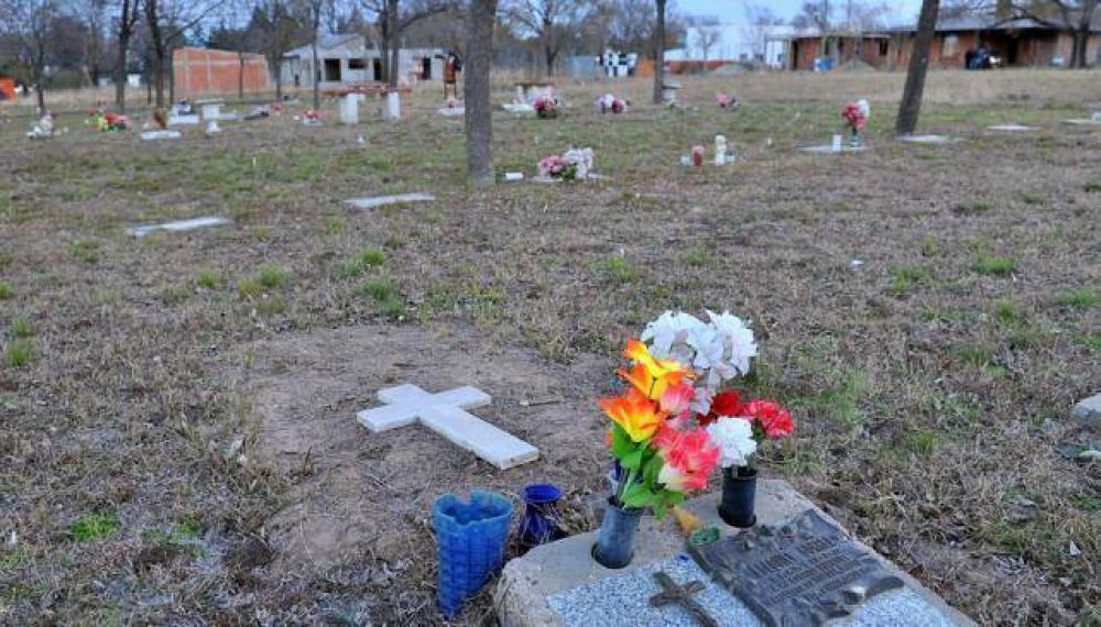 Se construyen viviendas en terrenos de un cementerio